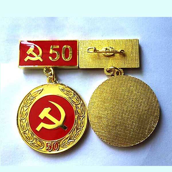 Đảng ủy xã Ea Ral tổ chức lễ trao tặng huy hiệu 50 tuổi đảng