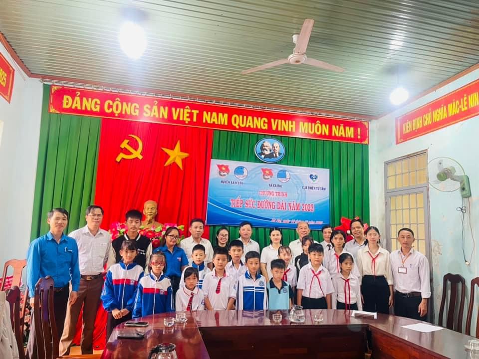 Đoàn thanh niên xã Ea Ral phối hợp với CLB Thiện Từ Tâm huyện EaH'Leo thực hiện Chương trình "Tiếp sức đường dài" năm 2023