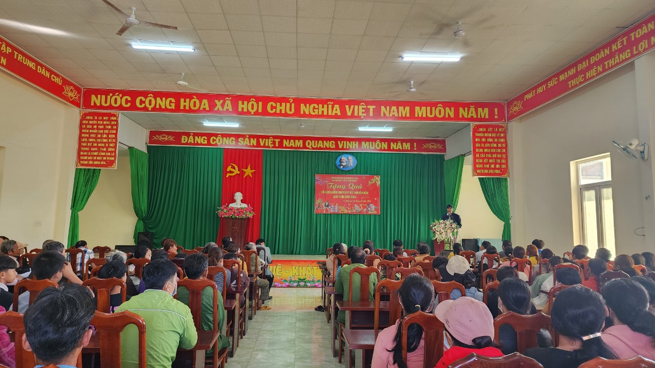 Ủy ban Mặt trận Tổ quốc Việt Nam huyện tặng quà Tết cho hộ cận nghèo trên địa bàn xã Ea Ral