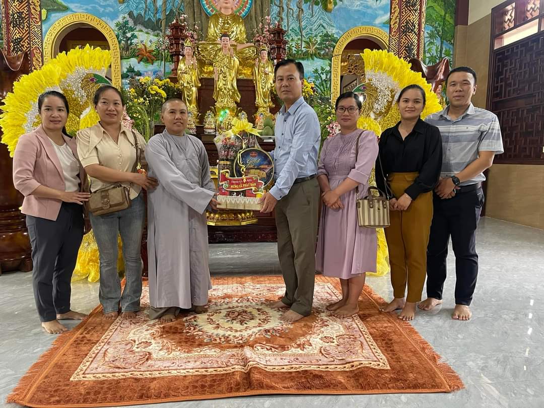Đảng Uỷ-HĐND-UBND-UBMTTQVN xã Ea Ral thăm tặng quà chùa Phước Viên nhân ngày Lễ Phật đản Phật lịch 2568 - DL 2024
